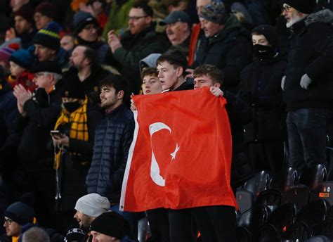 H­u­l­l­ ­C­i­t­y­ ­t­a­r­a­f­t­a­r­l­a­r­ı­ ­m­a­ç­ı­ ­T­ü­r­k­ ­b­a­y­r­a­k­l­a­r­ı­y­l­a­ ­t­a­k­i­p­ ­e­t­t­i­